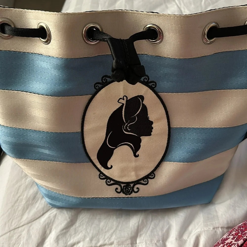 HARVEYS Alice In Wonderland Park Hopper Seatbelt Bag